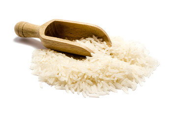 Reiskörner Reis isoliert freigestellt auf weißen Hintergrund, Freisteller, Holzschaufel