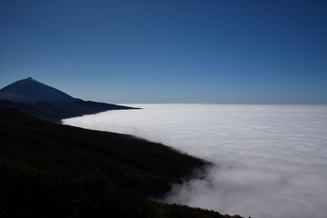 Vulkan Teide auf Teneriffa über den Wolken