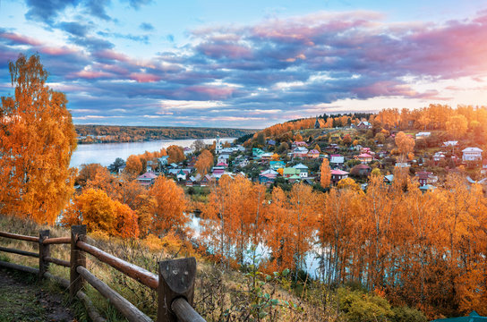 View of the autumn town of Plyos from the height of the Cathedral Mountain Вид на осенний город Плёс с высоты Соборной горы