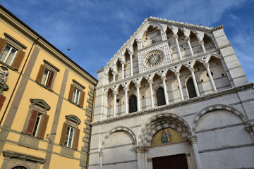 Fototapeta na wymiar Eglise Santa Caterina et palais jaune à Pise en Toscane, Italie