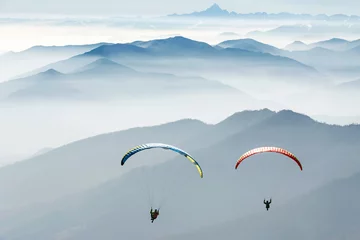 Deurstickers Luchtsport paragliden op de bergen