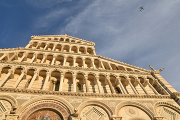 Obraz premium Façade à colonnes de la basilique de Pise en Toscane, Italie