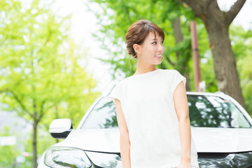 女性と自動車