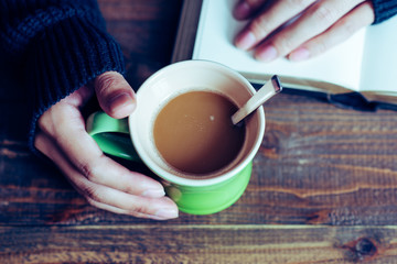 マグカップを持つ手