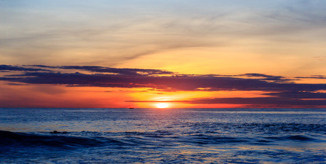 Fototapeta na wymiar Sunrise over pacific ocean