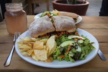 Snack : sandwich, salade et chips