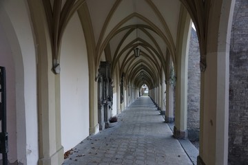 Fototapeta na wymiar Schwaz Tirol Österreich, Kreuzgang im Stadtpark bei der Pfarrkirche Maria Himmelfahrt