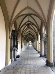 Obraz premium Schwaz Tirol Österreich, Kreuzgang im Stadtpark bei der Pfarrkirche Maria Himmelfahrt