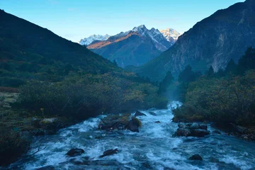 Papier Peint photo Makalu La rivière sur le versant est du mont Everest