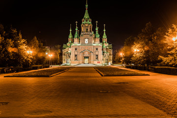 Fototapeta na wymiar Chelyabinsk temple of Alexander Nevsky in the square 
