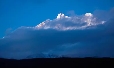 Deurstickers Makalu Bright snow peak