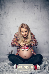 sich über das Baby freuen