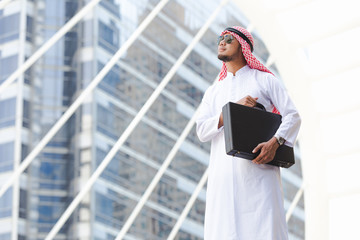 Fototapeta premium Arab business man working in the city