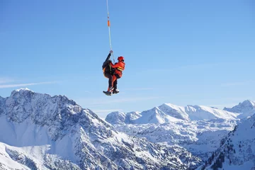 Foto op Aluminium Luftrettung, Bergrettung mit Bergwacht nach Skiunfall,  © Andreas P