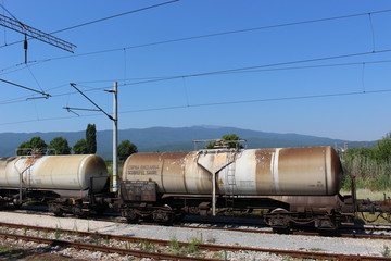 Fototapeta na wymiar ガス輸送列車（ブルガリア行きの車窓から）/ブルガリア行きの鉄道から写したガス輸送列車です。2016年12月10日の貨物列車が脱線して爆発して大きな被害が起きた事故が記憶に新しく思い出されます。