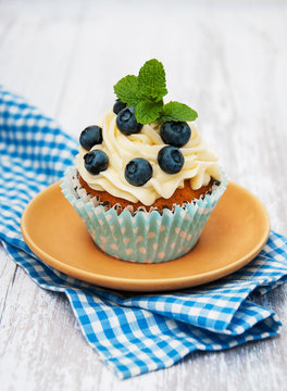 Cupcake with fresh blueberries