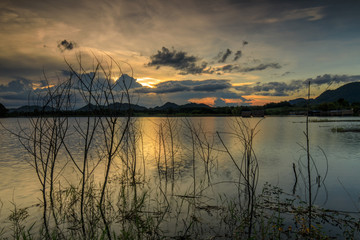 Obraz premium Beautiful sunset on lake in the hill.
