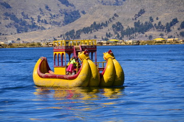 Tradizionale imbarcazione Uros lago titicaca