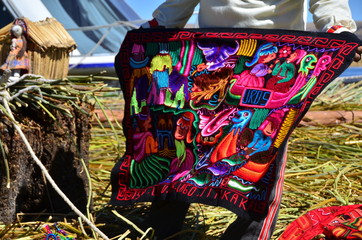Donna peruviana vestito tradizonale popolo Uros lago titicaca - obrazy, fototapety, plakaty