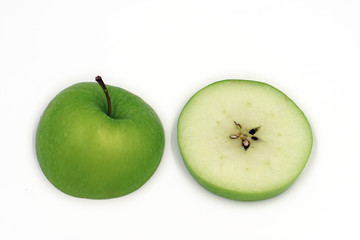 Halbierter grüner Apfel mit Scheibe