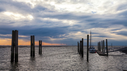 Fototapeta premium Hafeneinfahrt Spiekeroog mit Wolkenpanorama