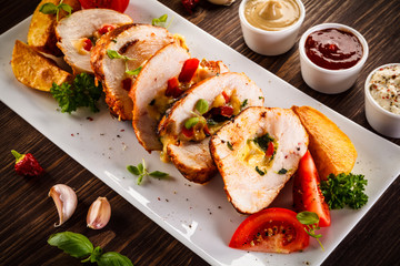 Stuffed chicken fillets and vegetables 