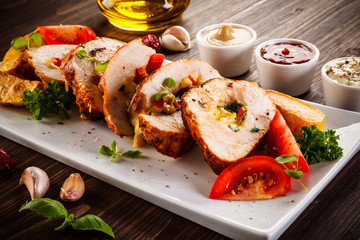 Stuffed chicken fillets and vegetables 