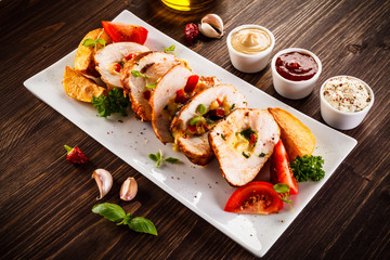 Stuffed chicken fillets and vegetables 