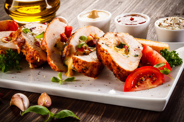 Stuffed chicken fillets and vegetables 