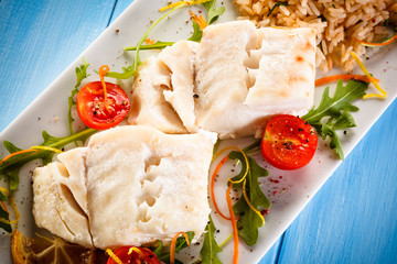 Roast fish with white rice and vegetables 