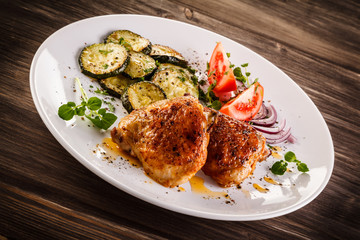     Barbecued chicken leg with vegetables 