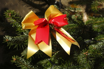 Rot-Goldene Schleife an einem Weihnachtsbaum, Weihnachtsdekorati