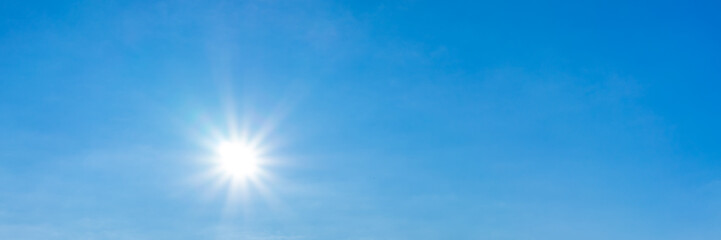 Naklejka na ściany i meble Panorama eines blauen Himmels mit Sonnenschein