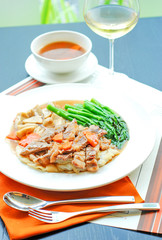 Fried noodle in gravy sauce