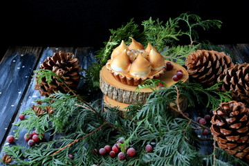 Tart with lemon curd, meringue and white currant