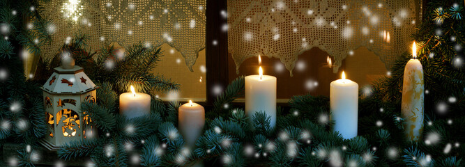 Christmas, Weihnachten, weihnachtliches Fenster mit Schneeflocken, Kerzen, Laterne und Tannengrün,...