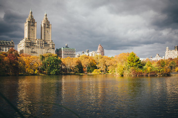 Fototapeta na wymiar beautiful autumn park with trees of different colors and beautiful European architecture in the center of Manhattan in New York united states