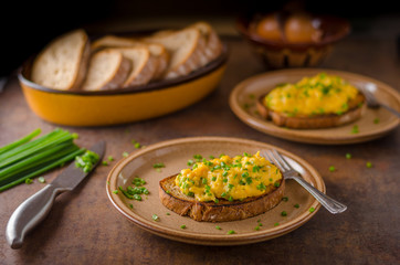 Scrambled eggs with herbs