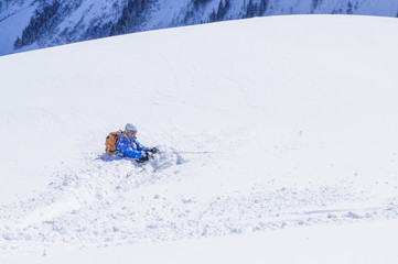 gestürzter Skifahrer im Pulverschnee