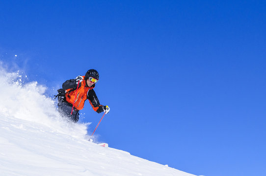 sportlich Skifahren im Telemark-Stil