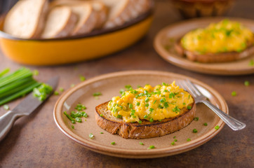 Scrambled eggs with herbs