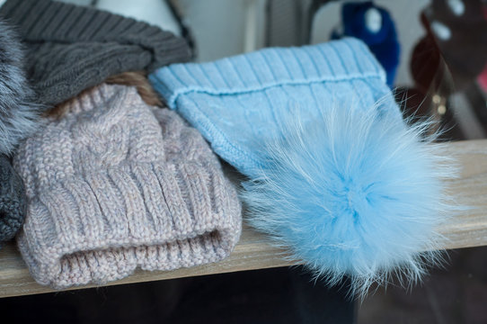 bonnets en laine en vitrine