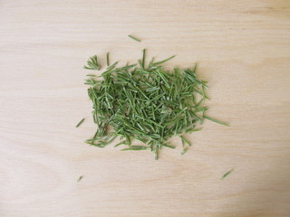 Getrockneter Ackerschachtelhalm auf einem Holzbrett