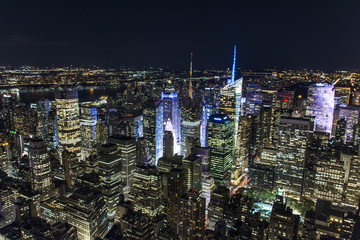 Blick vom "Empire State Building" auf das nächtliche New York in den USA.