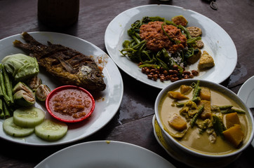 Indonesian food: Kankung plecing (spicy water spinach dish), Ikan goreng (fried fish) and kare (curry).