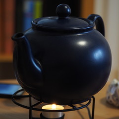 große dunkelblaue Teekanne