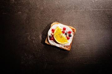 drei toast mit früchten