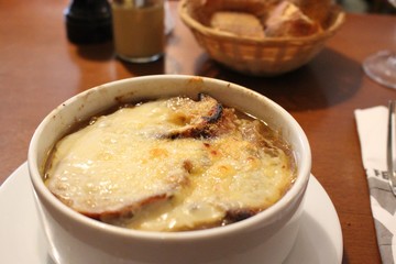 パリで一番おいしいオニオン・グラタンスープ/フランス料理は、イタリアの影響を受けた料理で、元は宮廷料理でした。フランス料理にはソースの種類が沢山あり発達しているのが特徴的です。 世界的にも有名な食材を使った料理が有名で、フォアグラやキャビア、トリュフなどの世界三大珍味を楽しむことができます。