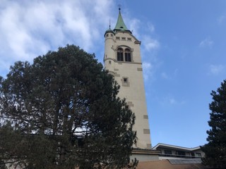 Fototapeta na wymiar Schwaz Tirol Österreich Pfarrkirche Maria Himmelfahrt mit Glockenturm, Stadtpark, Lichtsäule und Grafenbogen