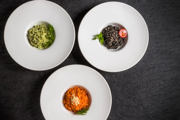 ３種のリゾット( risotto (squid ink, tomato, basil)
